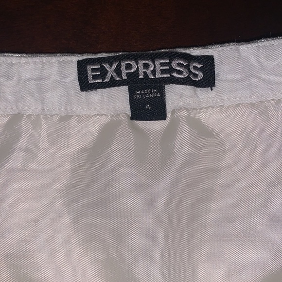 2/$40 👸🏻 Silvery Express Miniskirt Size 4 ✨ - Picture 5 of 7